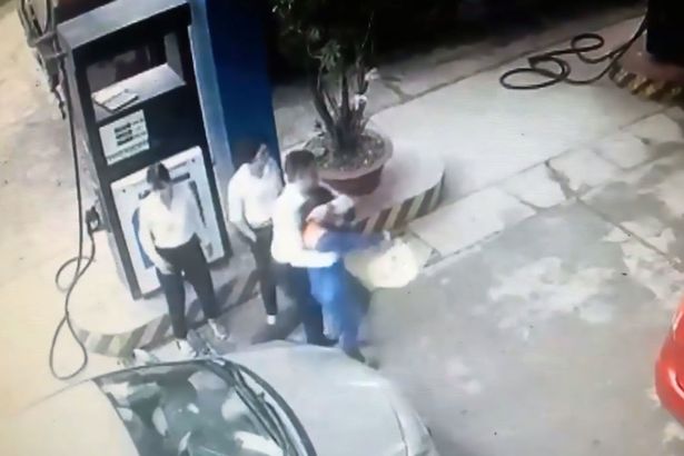 Descontrolado ataque de cliente de servicentro: golpeó a trabajadora con el dispensador