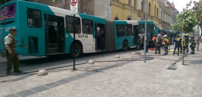 Dos muertos dejó accidente que terminó con auto despedazado por buses del Transantiago