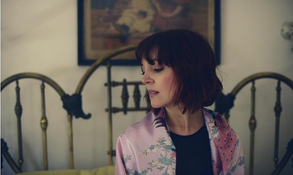 Vale Moï, la talentosa cantante que se abre paso en el pop chileno