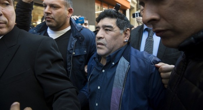 Llueven críticas a Maradona por polémica fotografía: cazó a animal en peligro de extinción