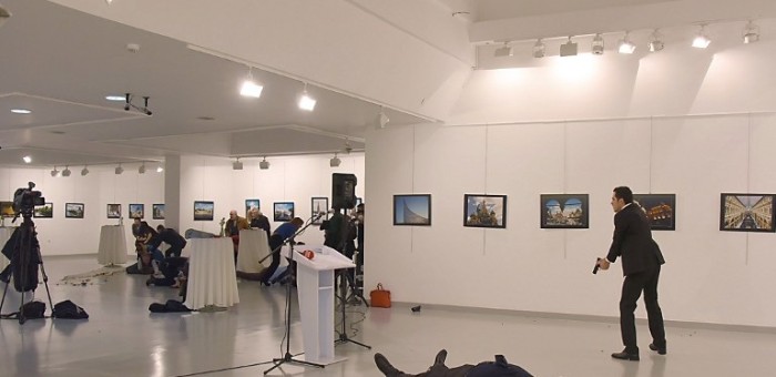 Embajador ruso en Turquía es asesinado en un ataque armado frente a cámaras de tv