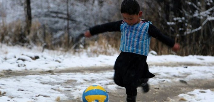 ¡Ídolo! Messi cumplió sueño de niño afgano que lucía su camiseta hecha de bolsa