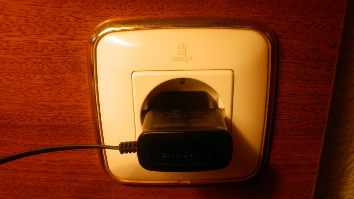 Bebé murió al morder cable mientras jugaba con celular que se estaba cargando