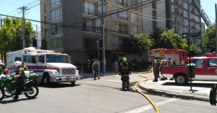 Madre inmigrante y su hijo mueren tras lanzarse desde piso 10 durante incendio en Santiago