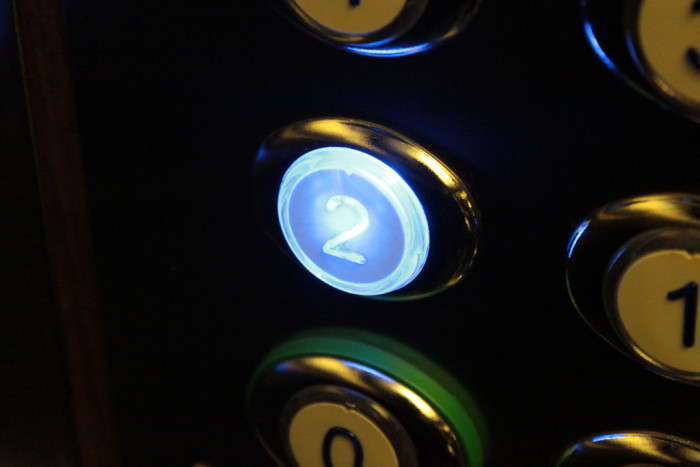 Video captó momento en que pervertido abusa de mujer adentro de un ascensor