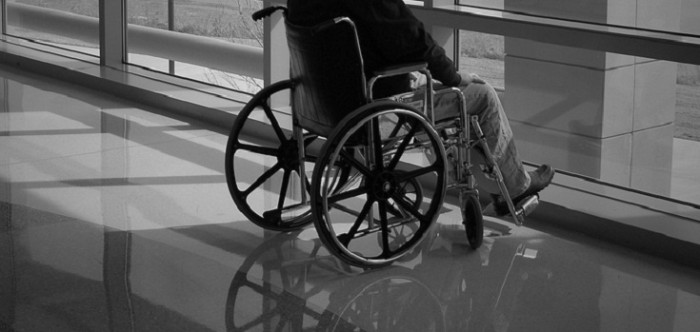 Bebé sufre fractura craneal tras ser atacada por hombre en silla de ruedas en restaurante