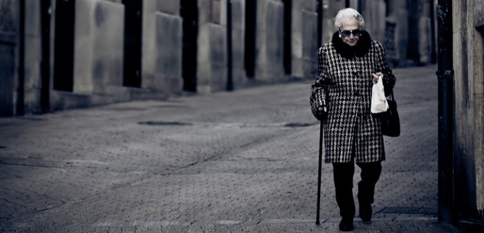 Policía hizo heroico rescate de 'anciana' encerrada en auto: se llevó una gran sorpresa