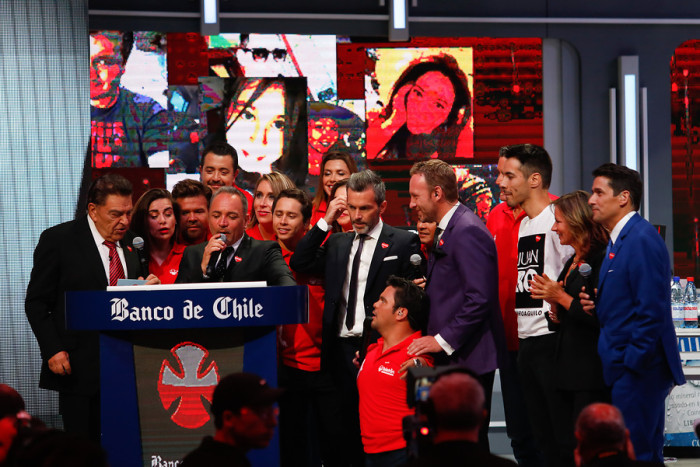 15 fotos que muestran el detrás de cámara de los famosos en la Teletón 2016