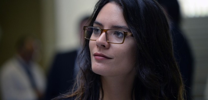 Camila Vallejo luce feliz el regalo de su 'amigo secreto': por fin tiene un 'Audi'