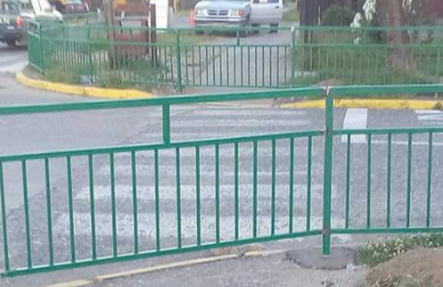 Instalan barandas que impiden el tránsito por un paso peatonal en Los Lagos