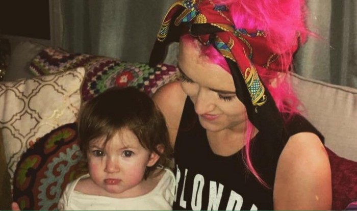 Madre cuenta en foto viral los diferentes aspectos que 'nadie le dijo sobre ser mamá'