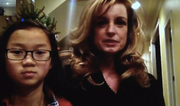 Madre descubrió que su hija adoptiva tiene una hermana gemela: así fue su encuentro