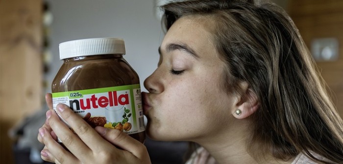 Estilista tintura cabello de clienta con Nutella y leche condensada: el resultado es total