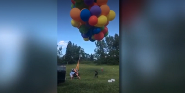 Canadiense es multado por volar en silla atada a globos de helio: las imágenes son épicas