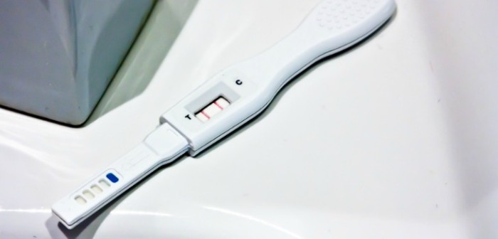 Insólito: mujer gestante vende test de embarazo positivos y muestras de orina