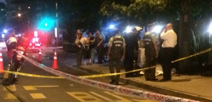 Conductor mata a dos personas tras chocar contra un paradero en Las Condes