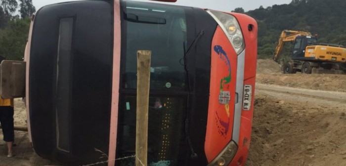 10 lesionados deja volcamiento de bus de la empresa Pullman en ruta Lo Orozco