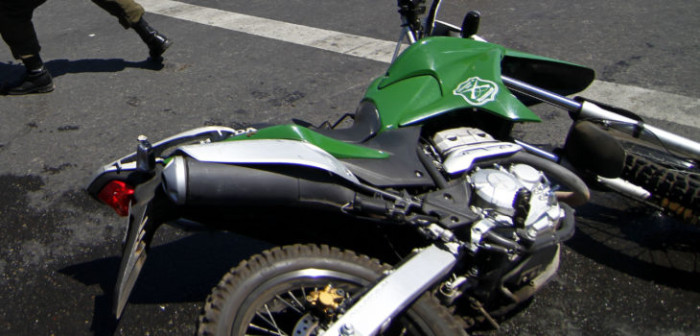 Carabinero en moto resulta con fracturas en el rostro tras chocar con poste en Talcahuano