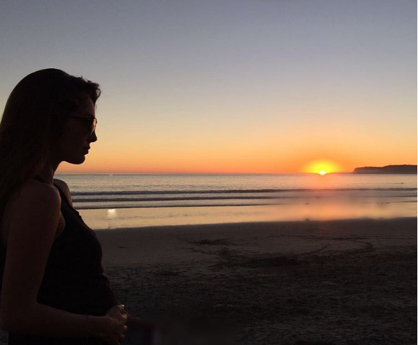 Anahí de RBD comparte tiernas imágenes navideñas mostrando su avanzado embarazo