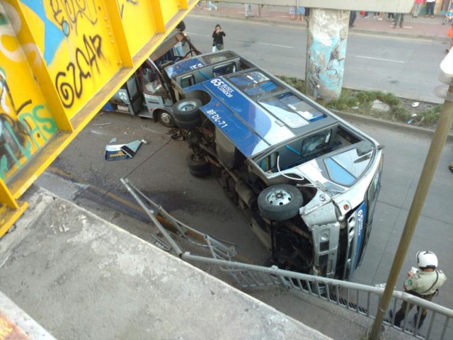 Colisión deja 7 lesionados y un taxibús volcado en Concepción