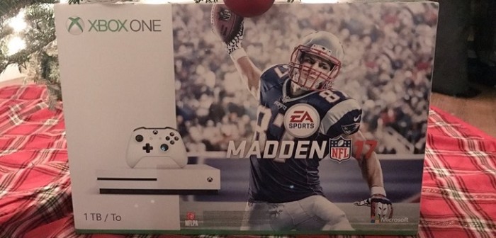 Quiso compartir su regalo de Navidad y no se percató de un vergonzoso detalle en la foto