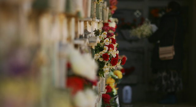 Familia exhumaría la tumba de una mujer y en su lugar encontraron una muñeca de trapo