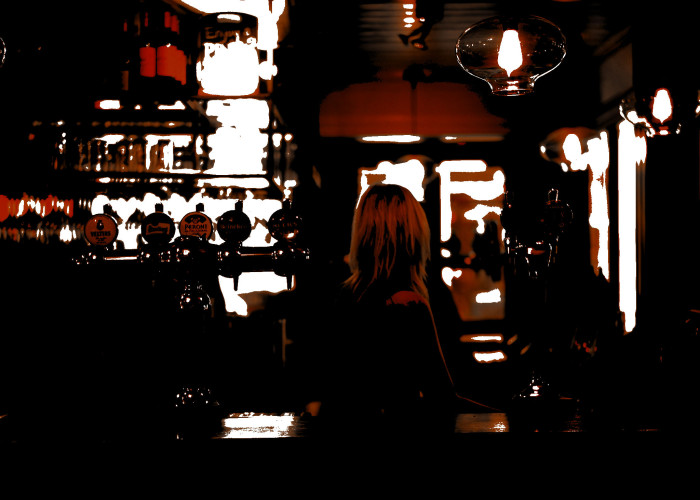 Video muestra momento en que mesera es violentamente secuestrada por ladrones