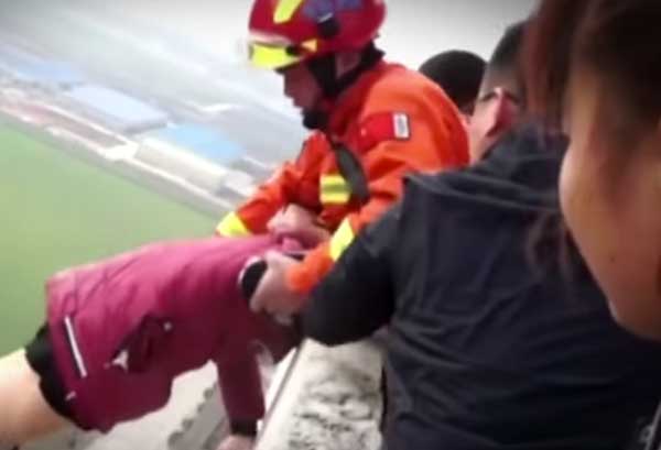 El dramático rescate de un joven que quería saltar desde el piso 30 de un rascacielos