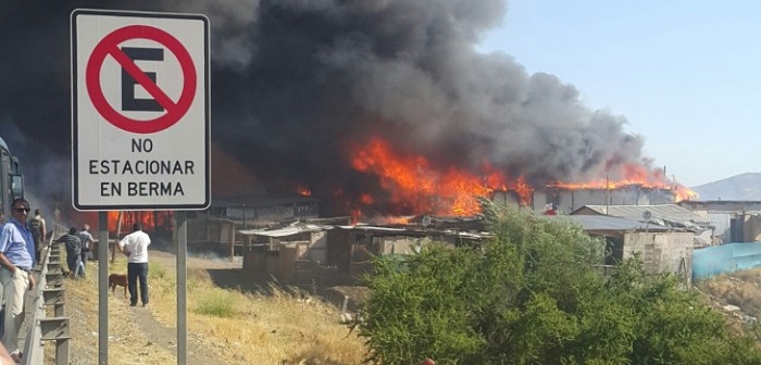 Violento incendio destruyó al menos 100 viviendas en campamento de Quilicura