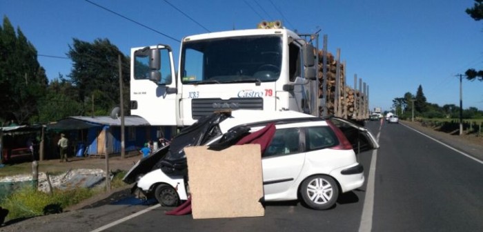 Pareja de adultos mayores muere tras colisión entre camión y vehículo en Los Ángeles