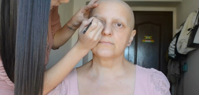 Bloguera se luce maquillando a su madre con cáncer tras agresiva quimioterapia