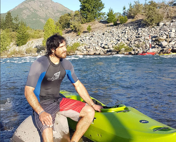 Pedro Astorga asustó a seguidores con video de difícil obstáculo que sorteó en kayak