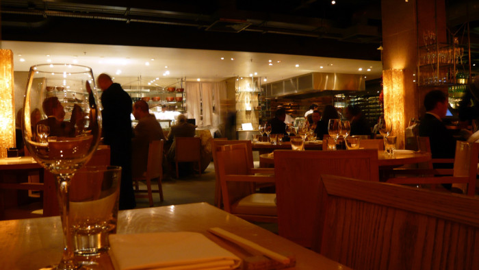 Mesera embarazada se llevó una hermosa sorpresa a días de dar luz