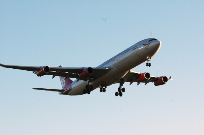 Posición fetal: la vital postura que debes adoptar ante un accidente aéreo y por qué