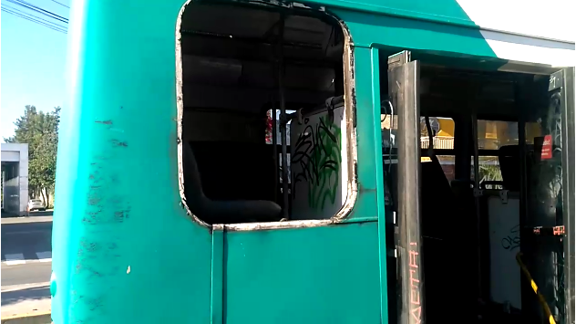 Bus del Transantiago pierde ventanal y al menos dos pasajeras caen al pavimento