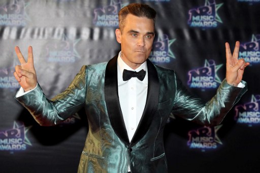 Robbie Williams es captado desinfectándose las manos luego de saludar a fans