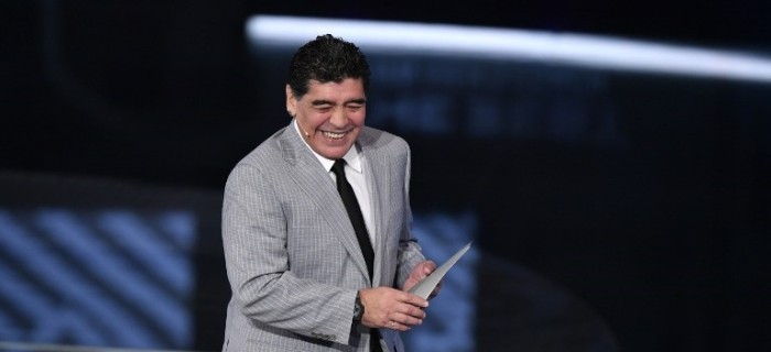 Maradona llega a Nápoles para interpretarse a si mismo en una obra de teatro