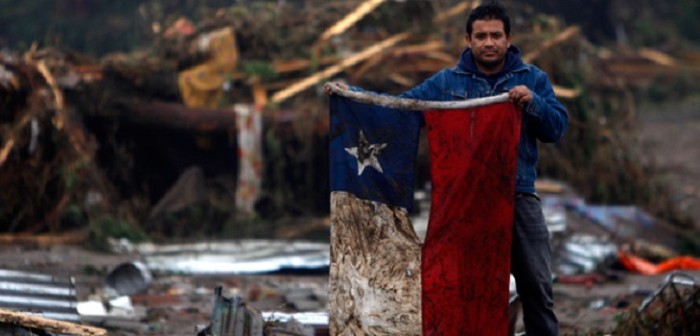 ¿Qué fue de la icónica foto de la bandera y su dueño a una década del terremoto del 27F?