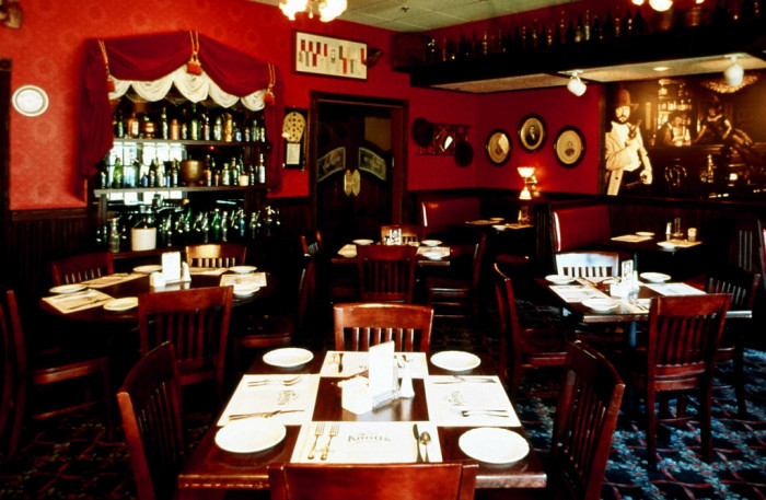 Mesera recibió humillante nota de parte de clientes: 'no dejamos propina a gente negra'