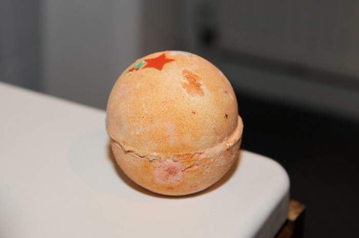 Novio regala bomba de baño a su amada: cuando se disolvió se llevó romántica sorpresa