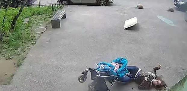 La milagrosa recuperación de madre rusa que fue impactada por un bloque de cemento