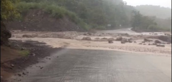 Al menos 100 personas aisladas deja deslizamiento de tierra en ruta Ensenada-Petrohué