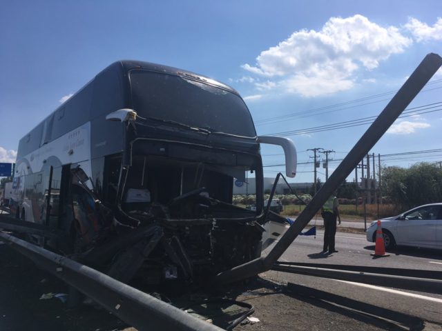 Bus con destino a Concepción impacta con barreras de Ruta 5 Sur en las cercanías de Rengo