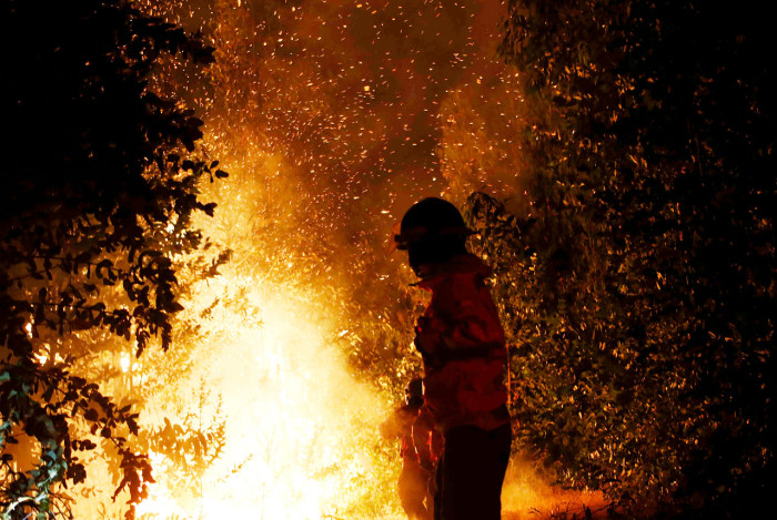 Incendio de Bulnes está descontrolado: cruzó ruta 148 y consumió al menos 10 viviendas