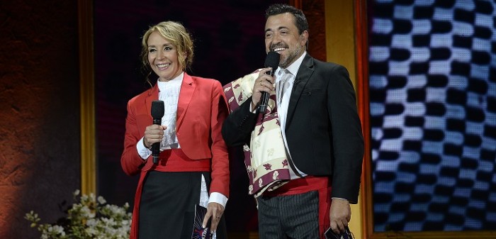 Karen Doggenweiler y Leo Caprile se lucen vestidos de huaso en noche inaugural de Olmué