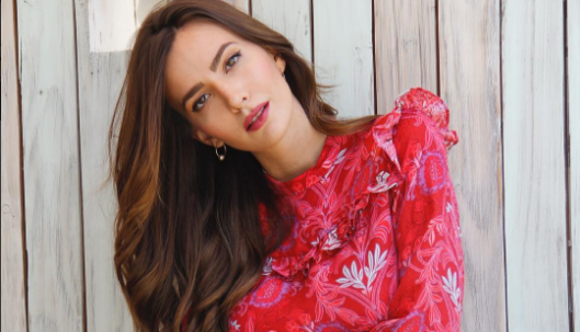 Vestido de Aylén Milla le jugó una mala pasada y dejó ver más de la cuenta