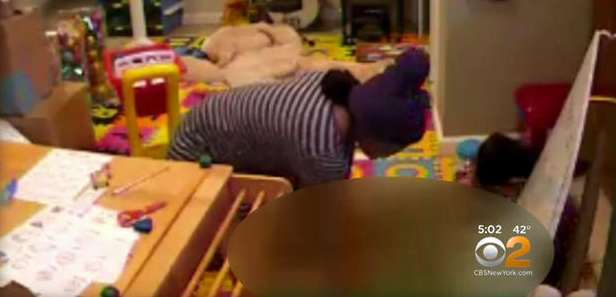 Cámaras captaron brutal agresión: niñera quemó a pequeño de 3 años con plancha para pelo