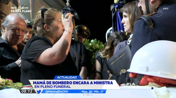 Madre de bombero fallecido encaró a ministra y envió duro mensaje a presidenta Bachelet