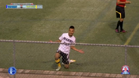 Futbolista se la jugó con petición de matrimonio en la cancha: no tuvo el mejor final