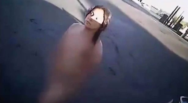 Mujer desnuda se robó auto de policía: dijo que estaba 